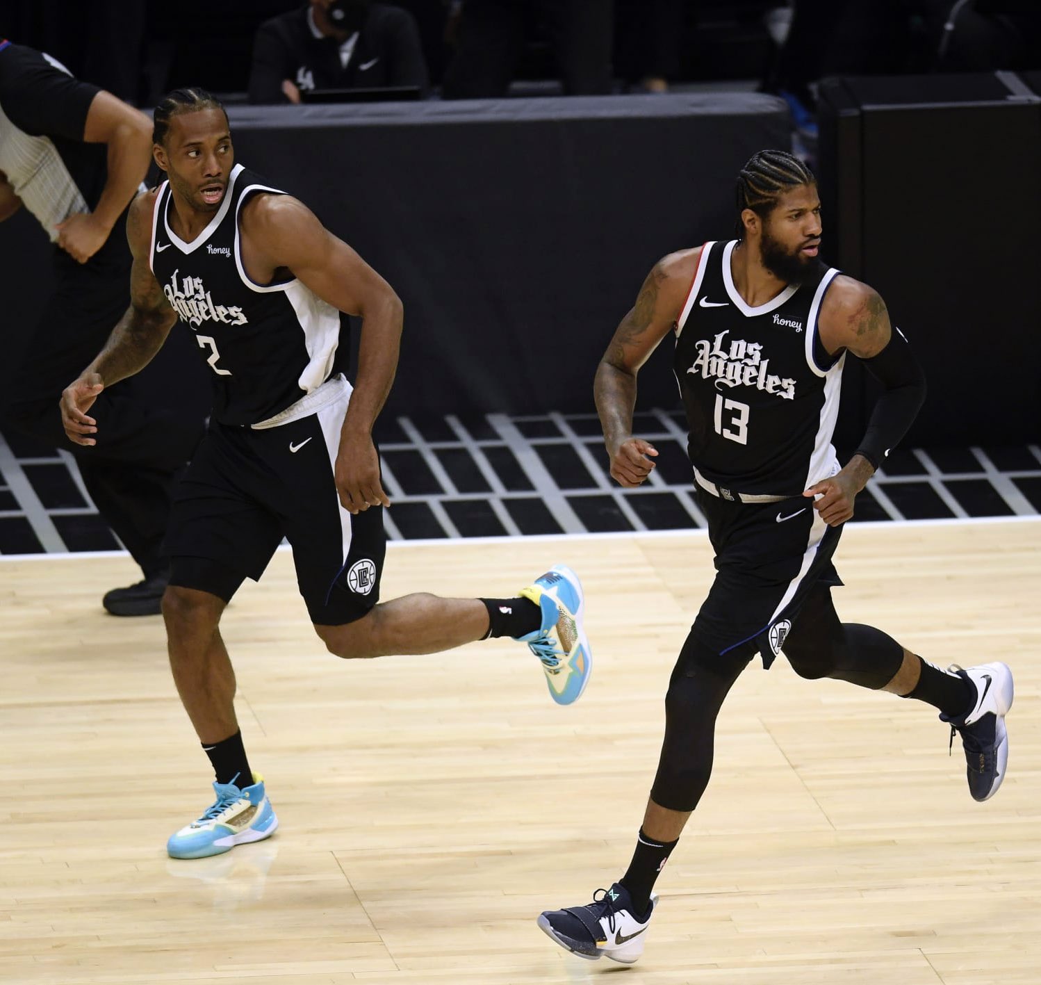 球送入前场 球送入前场