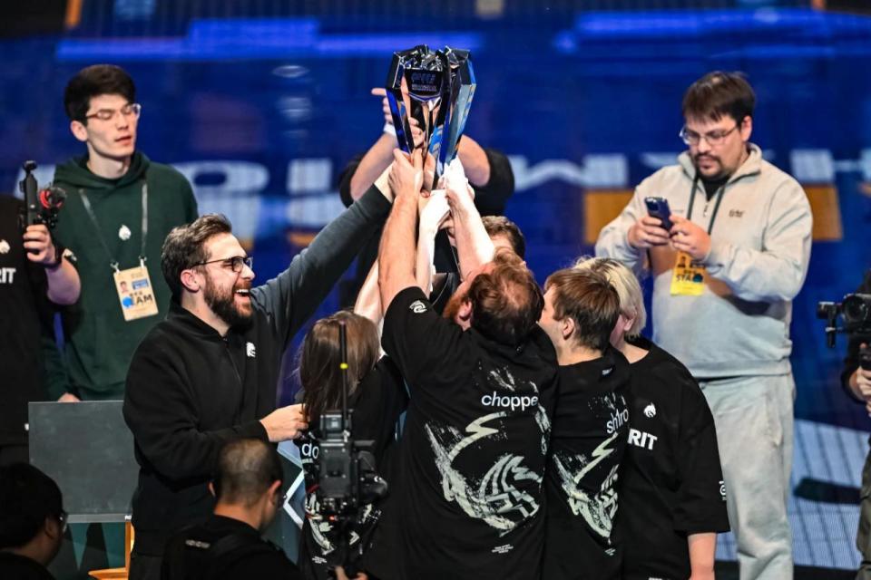 小姐姐这力量把肌肉男都吓到了，最后还捏了一把她的手臂硬度