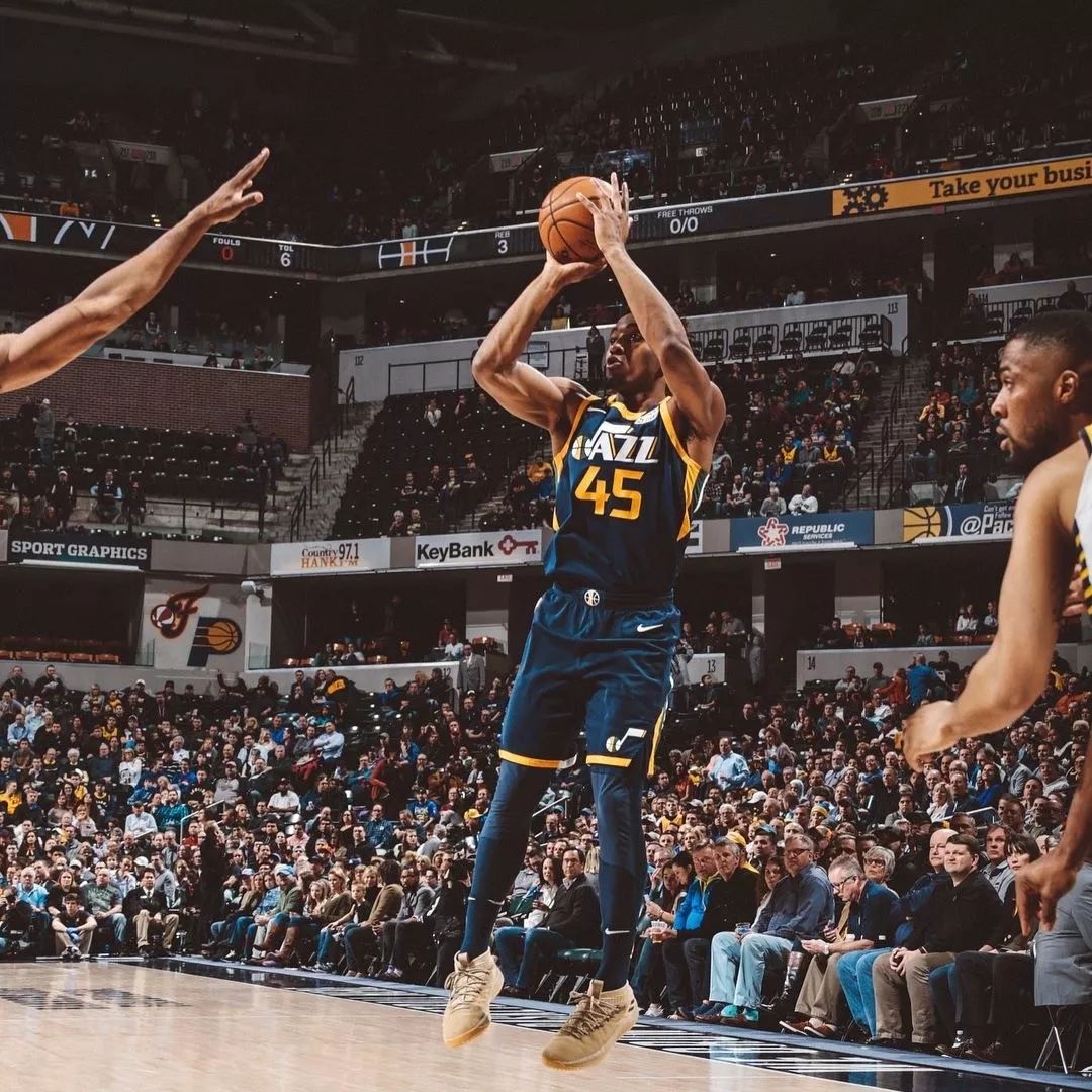 胡利安在鲁杰里、亚历克斯·巴埃纳和这位阿根廷球员完成精彩团队配合后起脚打门，皮球偏出球门。 来源：马竞官方推特