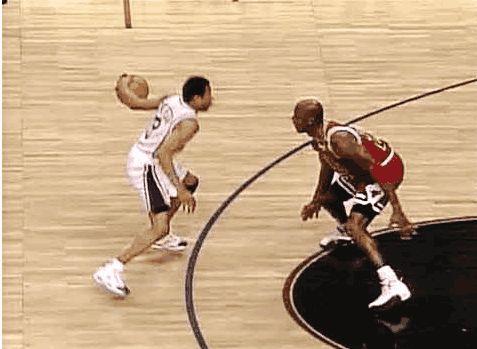 胡利安在鲁杰里、亚历克斯·巴埃纳和这位阿根廷球员完成精彩团队配合后起脚打门，皮球偏出球门。 来源：马竞官方推特